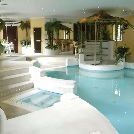 Holiday home Sleeps 18 Pool Wifi *