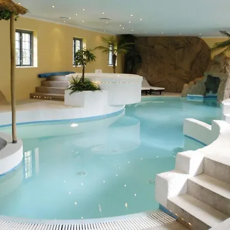 Sleeps 18 Pool Wifi Ronaes