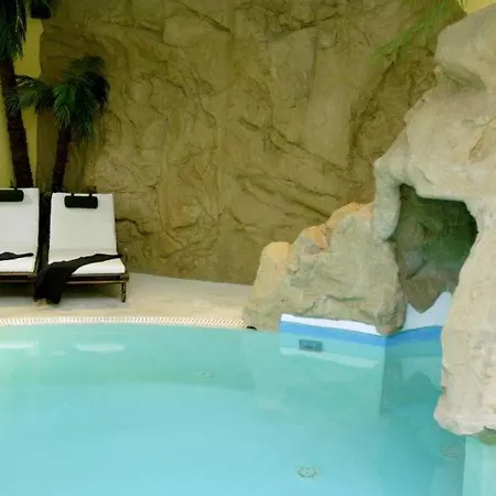 Sleeps 18 Pool Wifi * Ronaes